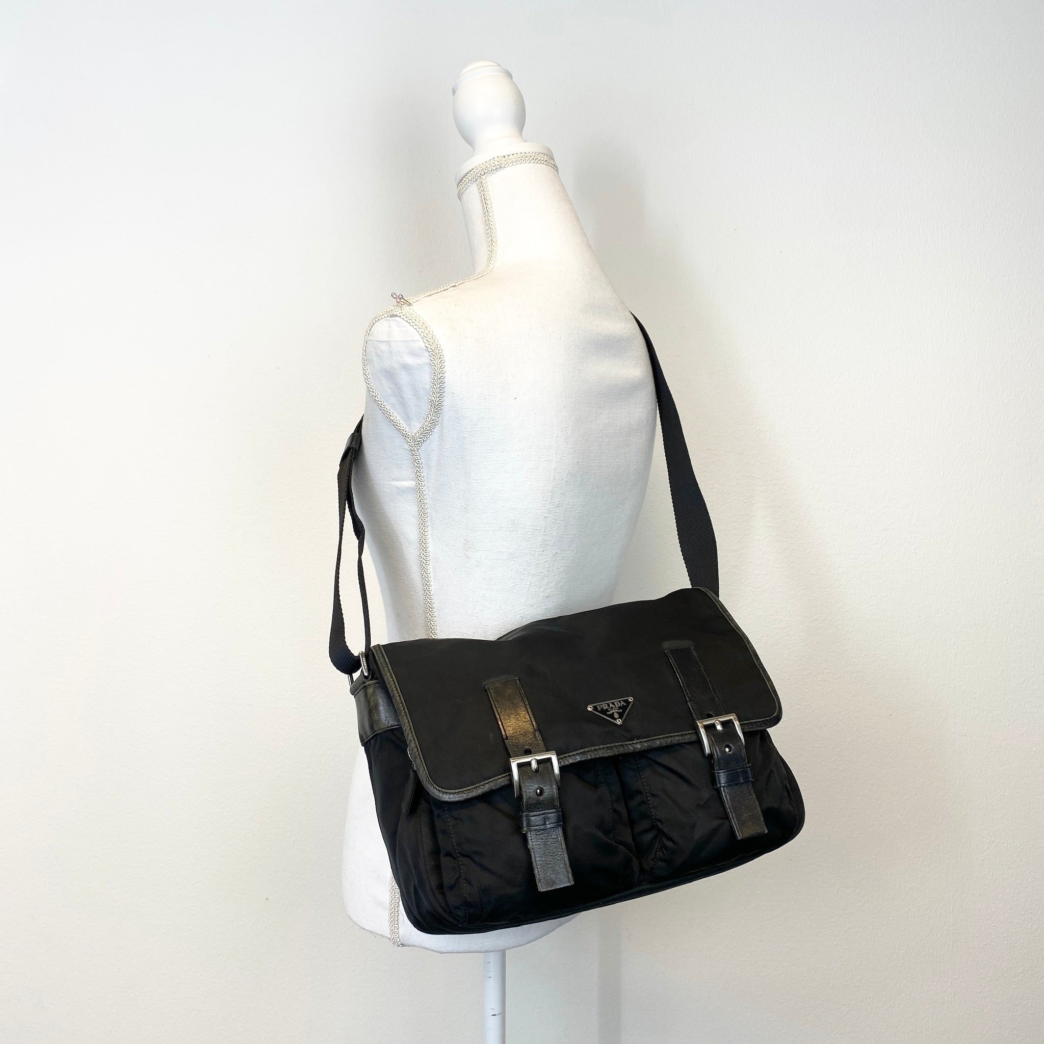 Nylon Messenger Medium Crossbody Black