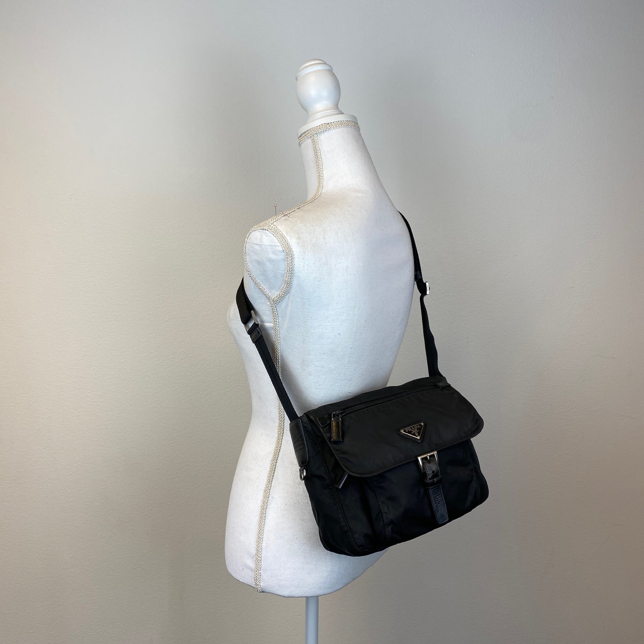 Messenger Small Crossbody Black