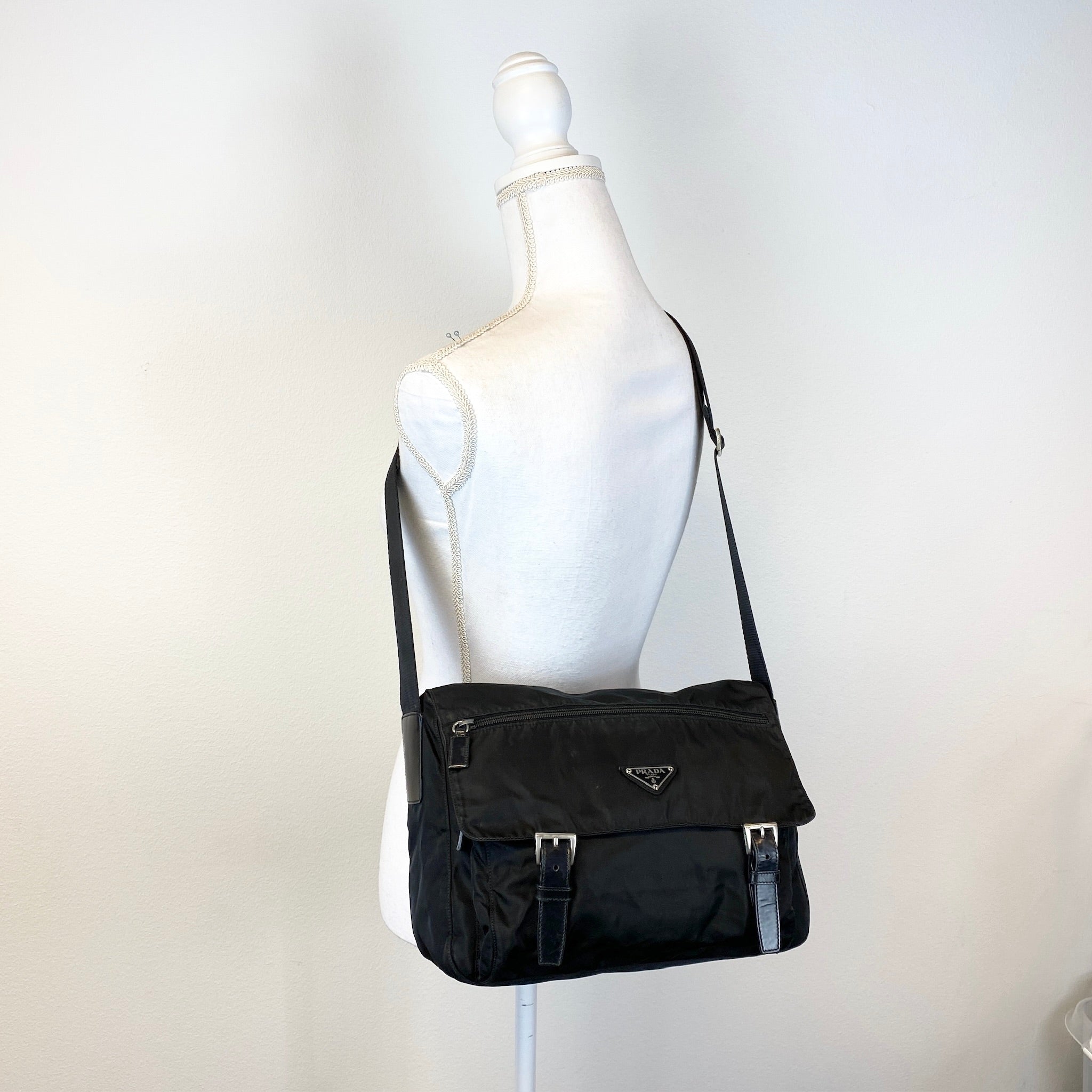 Nylon Messenger Medium Crossbody Black